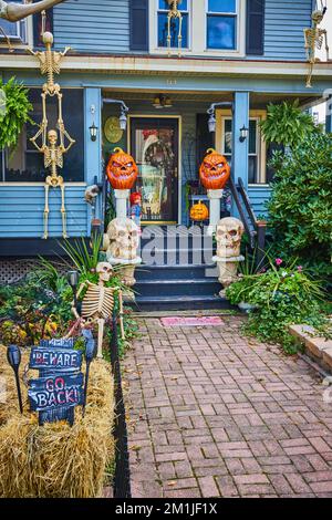 Die Fassade des Hauses ist für Halloween in Amerika mit Kürbissen und Skeletten dekoriert Stockfoto