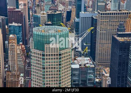 Ein riesiger Wolkenkratzer, der hoch oben in New York City Manhattan gebaut wird, mit Kränen Stockfoto