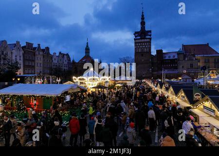 Danzig, Polen. 11.. Dezember 2022. Die Leute genießen die Danzig Weihnachtsmesse. Laut dem Rang der besten Weihnachtsmärkte in Europa auf der offiziellen Website der besten Reiseziele in Europa gilt die Danzig Weihnachtsmesse als einer der schönsten in Polen und wird auf dem zweiten Platz geführt. Es gibt 120 Verkaufsstände mit einzigartigen Geschenken, Dekorationen und regionalen Produkten in der Altstadt. (Foto: Volha Shukaila/SOPA Images/Sipa USA) Guthaben: SIPA USA/Alamy Live News Stockfoto