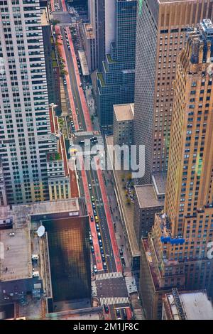 Blick von oben auf die New York City Street mit Autos durch hohe Wolkenkratzer Stockfoto