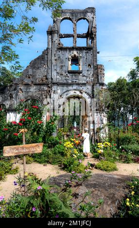 Gemeinde Chu Dang Ya, Bezirk Chu Pah, Provinz Gia Lai, Vietnam - 7. November 2022: Überreste einer über 100 Jahre alten alten alten Kirche. Nach Deka Stockfoto