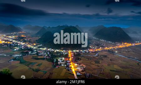 Morgengrauen im Bac Son Valley während der Reissaison. Blick vom Gipfel des Na Lay Berges, Bac Son Bezirk, lang Son Provinz, Vietnam Stockfoto