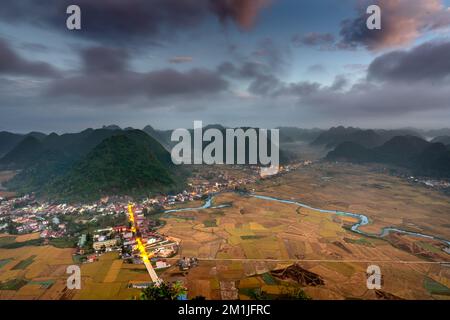 Morgengrauen im Bac Son Valley während der Reissaison. Blick vom Gipfel des Na Lay Berges, Bac Son Bezirk, lang Son Provinz, Vietnam Stockfoto