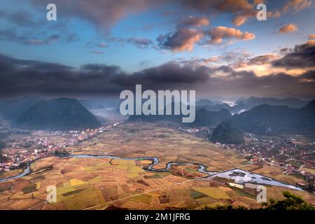 Morgengrauen im Bac Son Valley während der Reissaison. Blick vom Gipfel des Na Lay Berges, Bac Son Bezirk, lang Son Provinz, Vietnam Stockfoto