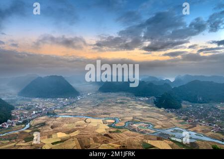 Morgengrauen im Bac Son Valley während der Reissaison. Blick vom Gipfel des Na Lay Berges, Bac Son Bezirk, lang Son Provinz, Vietnam Stockfoto