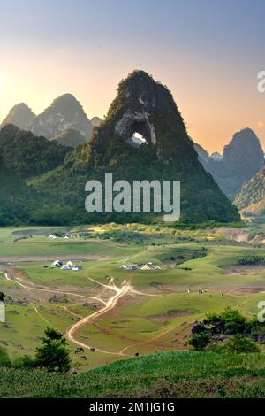 Quoc Toan Community, Tra Linh, Cao Bang, Vietnam - 12. November 2022: Campingzelte für Touristen am Fuße des einzigartigen Magic Eye Berges in Quoc Toan Stockfoto