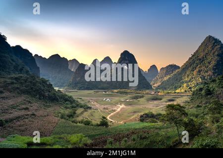 Quoc Toan Community, Tra Linh, Cao Bang, Vietnam - 12. November 2022: Campingzelte für Touristen am Fuße des einzigartigen Magic Eye Berges in Quoc Toan Stockfoto