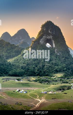 Quoc Toan Community, Tra Linh, Cao Bang, Vietnam - 12. November 2022: Campingzelte für Touristen am Fuße des einzigartigen Magic Eye Berges in Quoc Toan Stockfoto