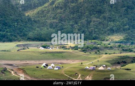 Quoc Toan Community, Tra Linh, Cao Bang, Vietnam - 12. November 2022: Campingzelte für Touristen am Fuße des einzigartigen Magic Eye Berges in Quoc Toan Stockfoto