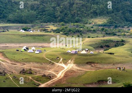 Quoc Toan Community, Tra Linh, Cao Bang, Vietnam - 12. November 2022: Campingzelte für Touristen am Fuße des einzigartigen Magic Eye Berges in Quoc Toan Stockfoto