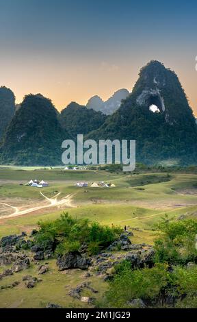 Quoc Toan Community, Tra Linh, Cao Bang, Vietnam - 12. November 2022: Campingzelte für Touristen am Fuße des einzigartigen Magic Eye Berges in Quoc Toan Stockfoto