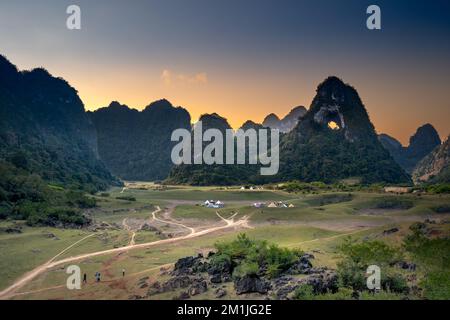 Quoc Toan Community, Tra Linh, Cao Bang, Vietnam - 12. November 2022: Campingzelte für Touristen am Fuße des einzigartigen Magic Eye Berges in Quoc Toan Stockfoto