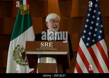 12. Dezember 2022, Mexiko-Stadt, Mexiko: Chris Dodd, Berater des Präsidenten der US-amerikanischen Regierung für Amerika bei der feierlichen Unterzeichnung der Erklärung der Freundschaft für die zweihundertjährige diplomatische Beziehung zwischen Mexiko und den Vereinigten Staaten im Sekretariat für Außenbeziehungen in Mexiko-Stadt. Am 12. Dezember 2022 in Mexico City, Mexiko. (Foto: Luis Barron / Eyepix Group). Stockfoto