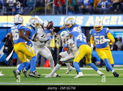 11. Dezember 2022 Miami Dolphins Running Back Jeff Wilson Jr. fummelt während des NFL-Footballspiels gegen die Los Angeles Chargers in Inglewood, Kalifornien. Obligatorisches Foto: Charles Baus/CSM Stockfoto