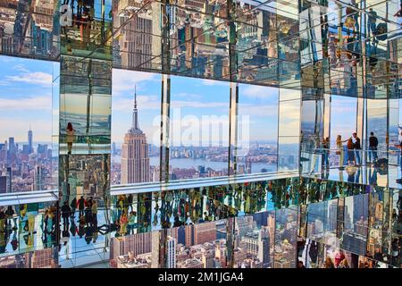 Touristen genießen den Blick auf das Empire State Building hoch oben in den Spiegelräumen des Gipfels eins in New York City Stockfoto
