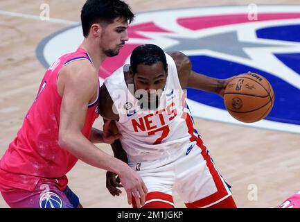 Washington, USA. 12.. Dezember 2022. WASHINGTON, DC - 12. DEZEMBER: Brooklyn Nets Forward Kevin Durant (7) rastet am 12 2022. Dezember in der Capital One Arena in Washington, DC, vorbei an Washington Wizards Forward Deni Avdija (9) vorbei, während eines NBA-Spiels zwischen den Washington Wizards und den Brooklyn Nets. (Foto: Tony Quinn/SipaUSA) Guthaben: SIPA USA/Alamy Live News Stockfoto