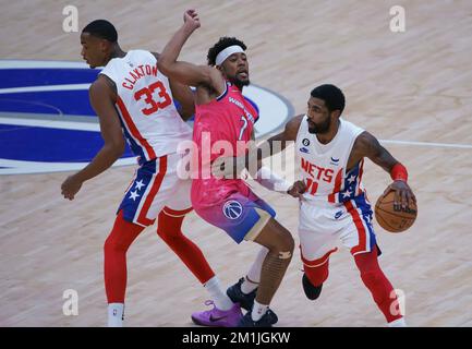 Washington, USA. 12.. Dezember 2022. WASHINGTON, DC - 12. DEZEMBER: Brooklyn Nets Wächter Kyrie Irving (11) und Center Nic Claxton (33) blockieren Washington Wizards Wächter Jordan Goodwin (7) während eines NBA-Spiels zwischen den Washington Wizards und den Brooklyn Nets am 12 2022. Dezember in der Capital One Arena in Washington, DC. (Foto: Tony Quinn/SipaUSA) Guthaben: SIPA USA/Alamy Live News Stockfoto