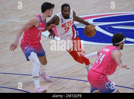 Washington, USA. 12.. Dezember 2022. WASHINGTON, DC - 12. DEZEMBER: Brooklyn Nets Forward Kevin Durant (7) rastet am 12 2022. Dezember in der Capital One Arena in Washington, DC, vorbei an Washington Wizards Forward Deni Avdija (9) vorbei, während eines NBA-Spiels zwischen den Washington Wizards und den Brooklyn Nets. (Foto: Tony Quinn/SipaUSA) Guthaben: SIPA USA/Alamy Live News Stockfoto