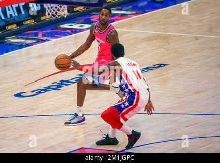 Washington, USA. 12.. Dezember 2022. WASHINGTON, DC - DEZEMBER 12: Brooklyn Nets Guard Kyrie Irving (11) verteidigt sich gegen Washington Wizards Forward will Barton (5) während eines NBA-Spiels zwischen den Washington Wizards und den Brooklyn Nets am 12 2022. Dezember in der Capital One Arena in Washington, DC. (Foto: Tony Quinn/SipaUSA) Guthaben: SIPA USA/Alamy Live News Stockfoto