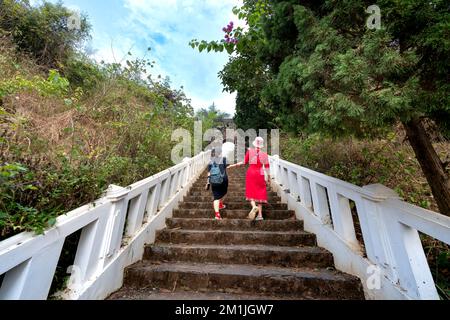 Lang Son Province, Vietnam - 14. November 2022: Touristen besuchen die Zitadelle der Mac-Dynastie in Tam Thanh, lang Son - dies ist ein historisches Relikt, das mit uns zurückgelassen wurde Stockfoto