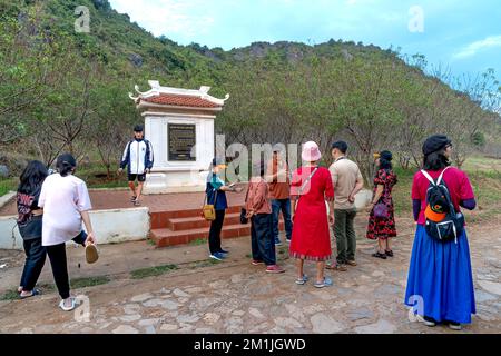 Lang Son Province, Vietnam - 14. November 2022: Touristen besuchen die Zitadelle der Mac-Dynastie in Tam Thanh, lang Son - dies ist ein historisches Relikt, das mit uns zurückgelassen wurde Stockfoto