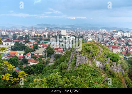 Lang Son Province, Vietnam - 14. November 2022: Lang Son Stadt von der historischen Stätte der Mac Zitadelle in Tam Thanh, lang Son, Vietnam aus gesehen Stockfoto