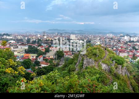 Lang Son Province, Vietnam - 14. November 2022: Lang Son Stadt von der historischen Stätte der Mac Zitadelle in Tam Thanh, lang Son, Vietnam aus gesehen Stockfoto