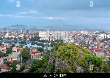 Lang Son Province, Vietnam - 14. November 2022: Lang Son Stadt von der historischen Stätte der Mac Zitadelle in Tam Thanh, lang Son, Vietnam aus gesehen Stockfoto