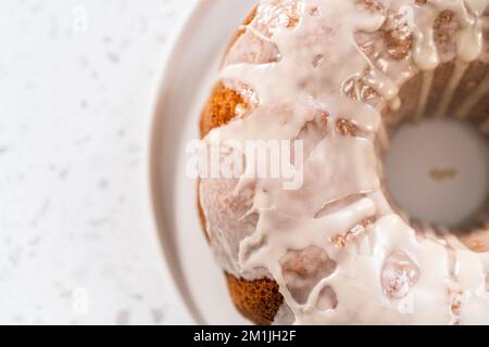 Ein einfacher Vanillebündelkuchen aus einer Schachtel Kuchen Stockfoto