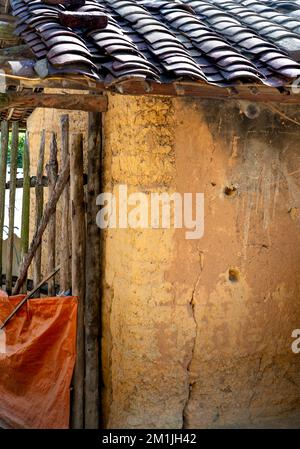 House of the Wall, Provinz lang Son, Vietnam - 15. November Haus auf dem Land von Vietnam. Das Haus ist aus Lehm, gemischt mit Stroh, überdacht mit wi Stockfoto