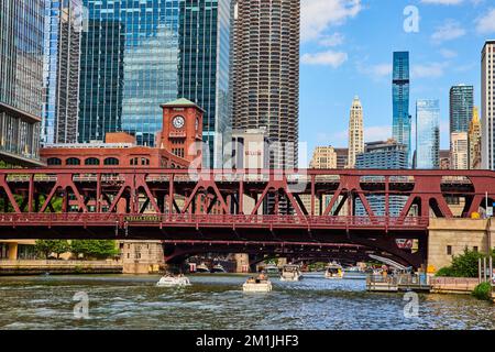 Details der Brücke über die Chicago Wells Street über Kanäle mit Wolkenkratzern in der Umgebung Stockfoto