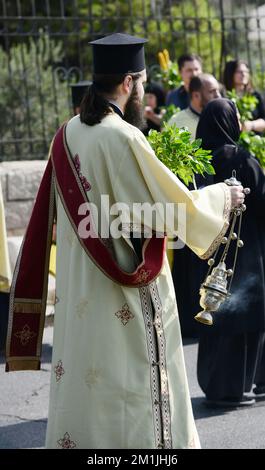 Griechisch-orthodoxe Priester gehen in einer Prozession vom Grab vor der Jungfrau zur Kirche des heiligen Grabes in der Altstadt von Jerusalem. Stockfoto