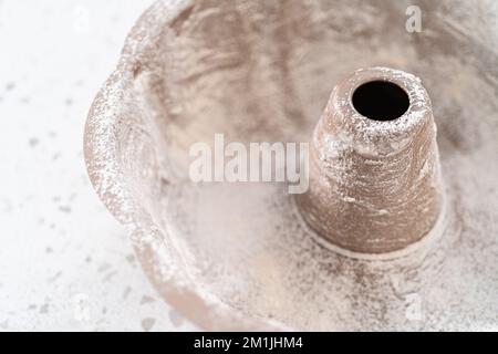 Ein einfacher Vanillebündelkuchen aus einer Schachtel Kuchen Stockfoto