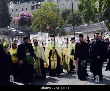 Griechisch-orthodoxe Priester und Nonnen gehen in einer Prozession vom Grab vor der Jungfrau zur Kirche des heiligen Grabes in der Altstadt von Jerusalem. Stockfoto