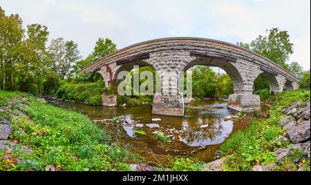 Panoramablick auf die 5 gebogene Steinbrücke für die Zugstrecke über den Fluss Stockfoto