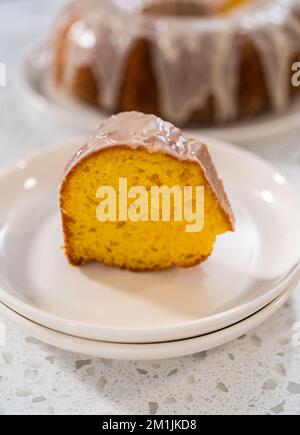 Ein einfacher Vanillebündelkuchen aus einer Schachtel Kuchen Stockfoto