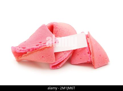 Rosafarbene Glückskekse mit einem Stück Papier auf weißem Hintergrund Stockfoto