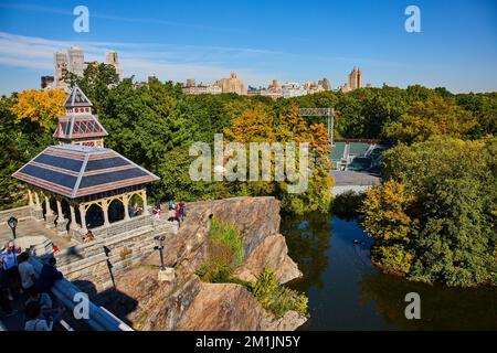 Moderne Burganlage im Central Park New York City über dem Teich Stockfoto
