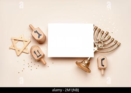 Unbeschriftete Karte mit Menorah, Dreidel und Sternen für die Hannukah-Feier auf beigefarbenem Hintergrund Stockfoto