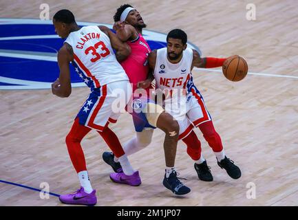 Washington, USA. 12.. Dezember 2022. WASHINGTON, DC - DEZEMBER 12: Washington Wizards Guard Jordan Goodwin (7) wurde zwischen dem Brooklyn Nets Center Nic Claxton (33) und dem Guard Kyrie Irving (11) während eines NBA-Spiels zwischen den Washington Wizards und den Brooklyn Nets am 12 2022. Dezember in der Capital One Arena in Washington, DC, gefangen. (Foto: Tony Quinn/SipaUSA) Guthaben: SIPA USA/Alamy Live News Stockfoto