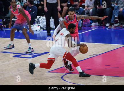 Washington, USA. 12.. Dezember 2022. WASHINGTON, DC - DEZEMBER 12: Brooklyn Nets Forward T.J. Warren (1) dribbelt am 12 2022. Dezember in der Capital One Arena in Washington, DC, zu Washington Wizards Forward Kyle Kuzma (33) während eines NBA-Spiels zwischen den Washington Wizards und den Brooklyn Nets. (Foto: Tony Quinn/SipaUSA) Guthaben: SIPA USA/Alamy Live News Stockfoto