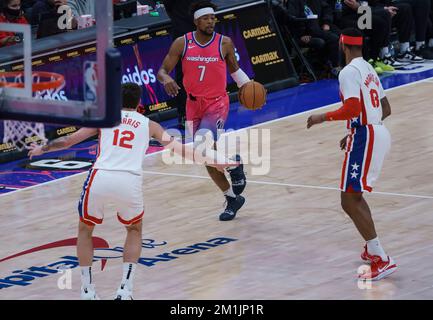 Washington, USA. 12.. Dezember 2022. WASHINGTON, DC - DEZEMBER 12: Brooklyn Nets Guard Patty Mills (8) und Forward Joe Harris (12) Warten Sie auf Washington Wizards Guard Jordan Goodwin (7) während eines NBA-Spiels zwischen den Washington Wizards und den Brooklyn Nets am 12 2022. Dezember in der Capital One Arena in Washington, DC. (Foto: Tony Quinn/SipaUSA) Guthaben: SIPA USA/Alamy Live News Stockfoto