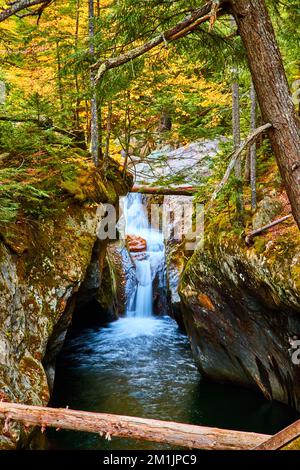 Die enge Schlucht in Vermont mit einem atemberaubenden Wasserfall, der sich durchzieht Stockfoto