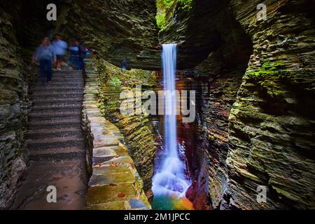 Steintreppen führen um den fantastischen Wasserfall in der Schlucht des Bundesstaats New York herum und darüber hinaus Stockfoto