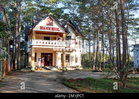 Mang Den Touristenviertel, Kon Plong Bezirk, Kon TUM Provinz, Vietnam - 25. November 2022: Resorthotel in Mang Den Touristenviertel, Kon Plong Bezirk, K Stockfoto