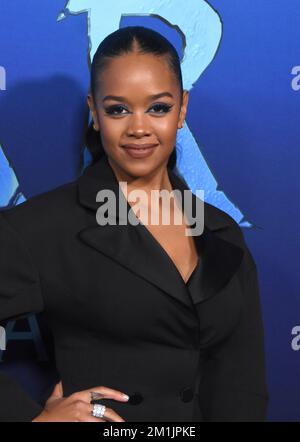 Hollywood, Kalifornien, USA 12.. Dezember 2022 Singer/Songwriter H.E.R. alias Gabriella Sarmiento Wilson besucht 20. Century Studio's „Avatar 2: The Water“ USA Premiere im Dolby Theatre am 12. Dezember 2022 in Hollywood, Kalifornien, USA. Foto: Barry King/Alamy Live News Stockfoto