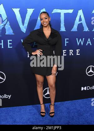 Hollywood, Kalifornien, USA 12.. Dezember 2022 Singer/Songwriter H.E.R. alias Gabriella Sarmiento Wilson besucht 20. Century Studio's „Avatar 2: The Water“ USA Premiere im Dolby Theatre am 12. Dezember 2022 in Hollywood, Kalifornien, USA. Foto: Barry King/Alamy Live News Stockfoto