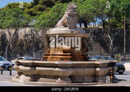 Der Löwenbrunnen ist ein barocker Brunnen, der 1728 vom Großmeister António Manoel de Vilhena - Floriana, Malta, errichtet wurde Stockfoto