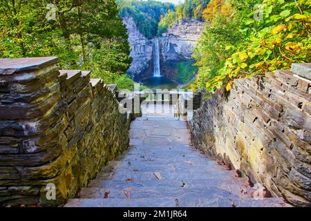 Steintreppen führen hinunter zum Blick auf den riesigen Wasserfall in den Canyon, der von Wäldern umgeben ist Stockfoto