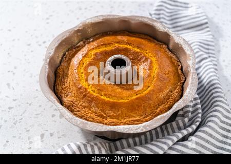 Ein einfacher Vanillebündelkuchen aus einer Schachtel Kuchen Stockfoto